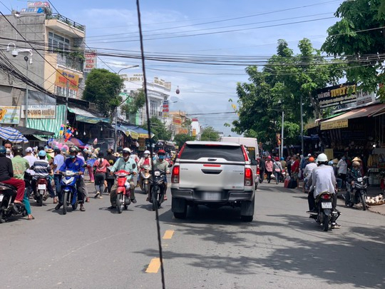 “Biển người” đổ về ngày vía Bà, ghé trạm dừng chân đi cáp treo Núi Sam - Ảnh 11.