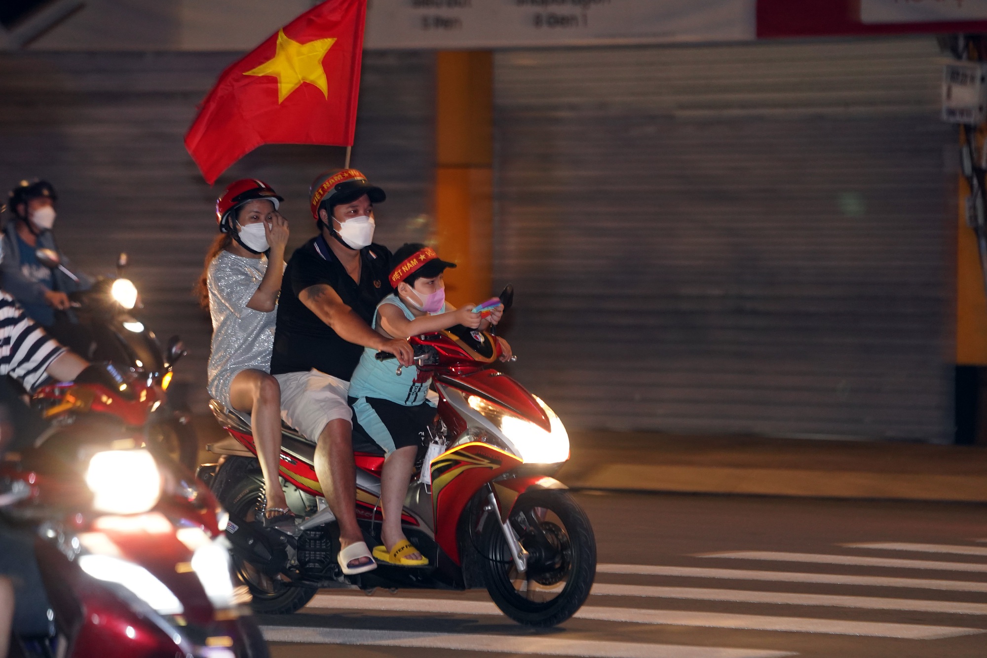 Trung tâm TP HCM ngập tràn sắc đỏ sau chức vô địch của U23 Việt Nam - Ảnh 8.
