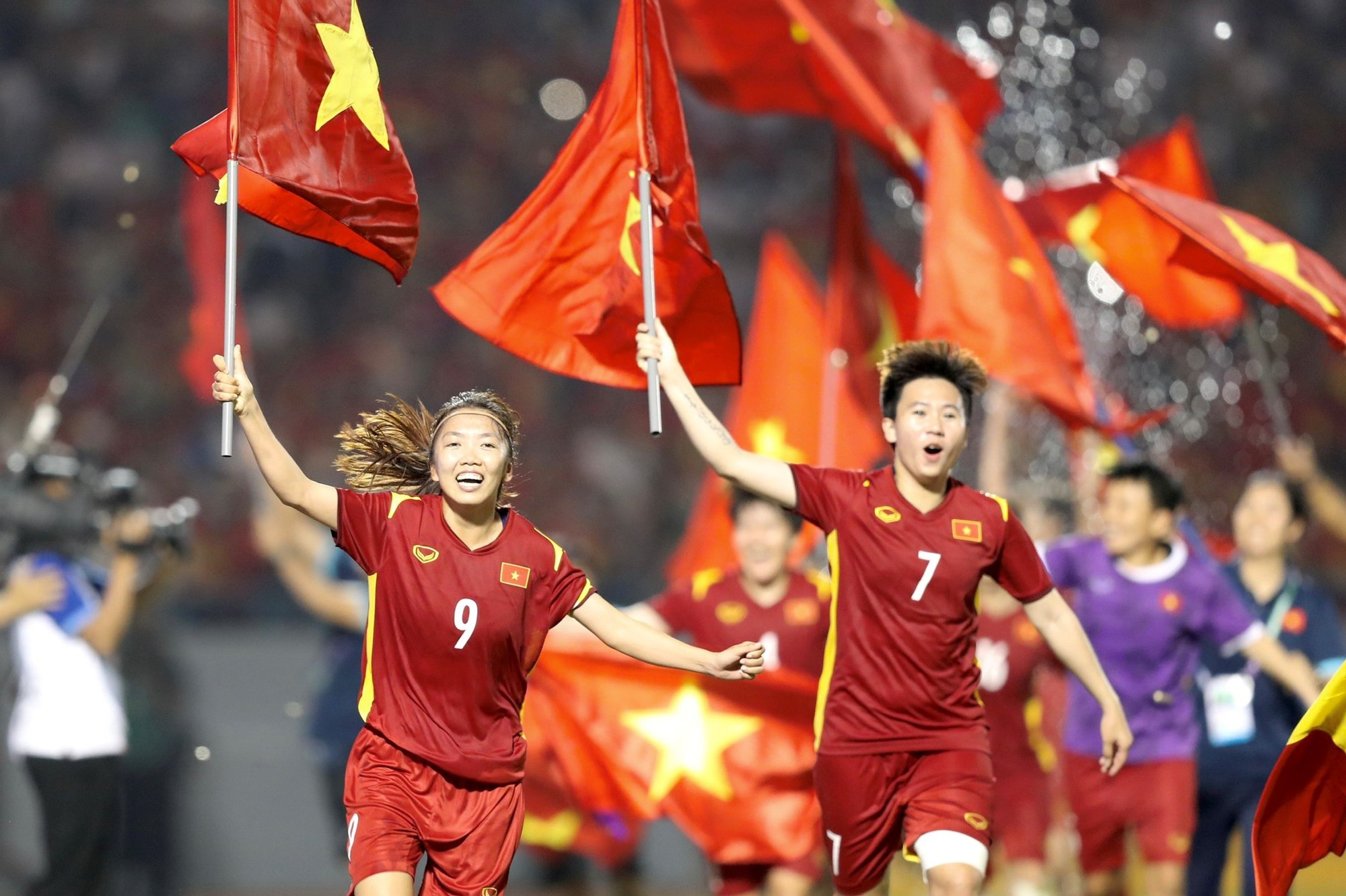 Đội tuyển bóng đá Việt Nam: Thất bại trong vòng loại World Cup 2022 đã khiến cho đội tuyển bóng đá Việt Nam quyết tâm hơn để trở thành một đội mạnh mẽ và chinh phục thành công tại Asian Cup