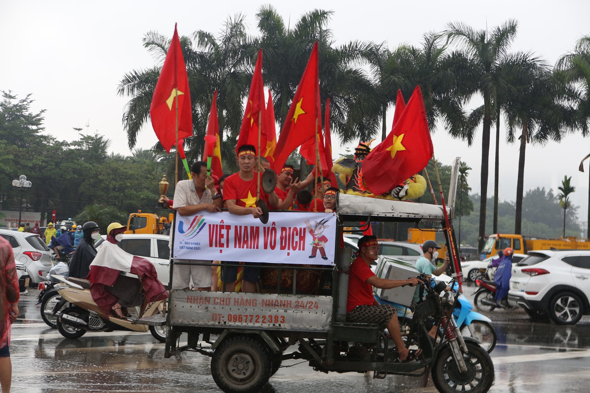 Mỹ Đình “rực lửa” trong mưa trước trận chung kết - Ảnh 3.