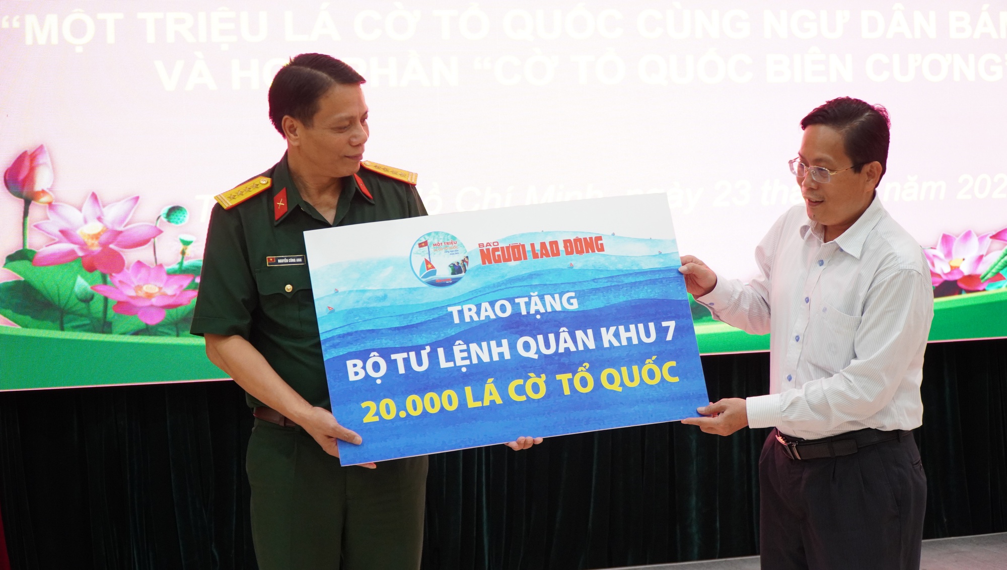 20.000 lá cờ Tổ quốc đến với quân và dân Quân khu 7 - Ảnh 1.