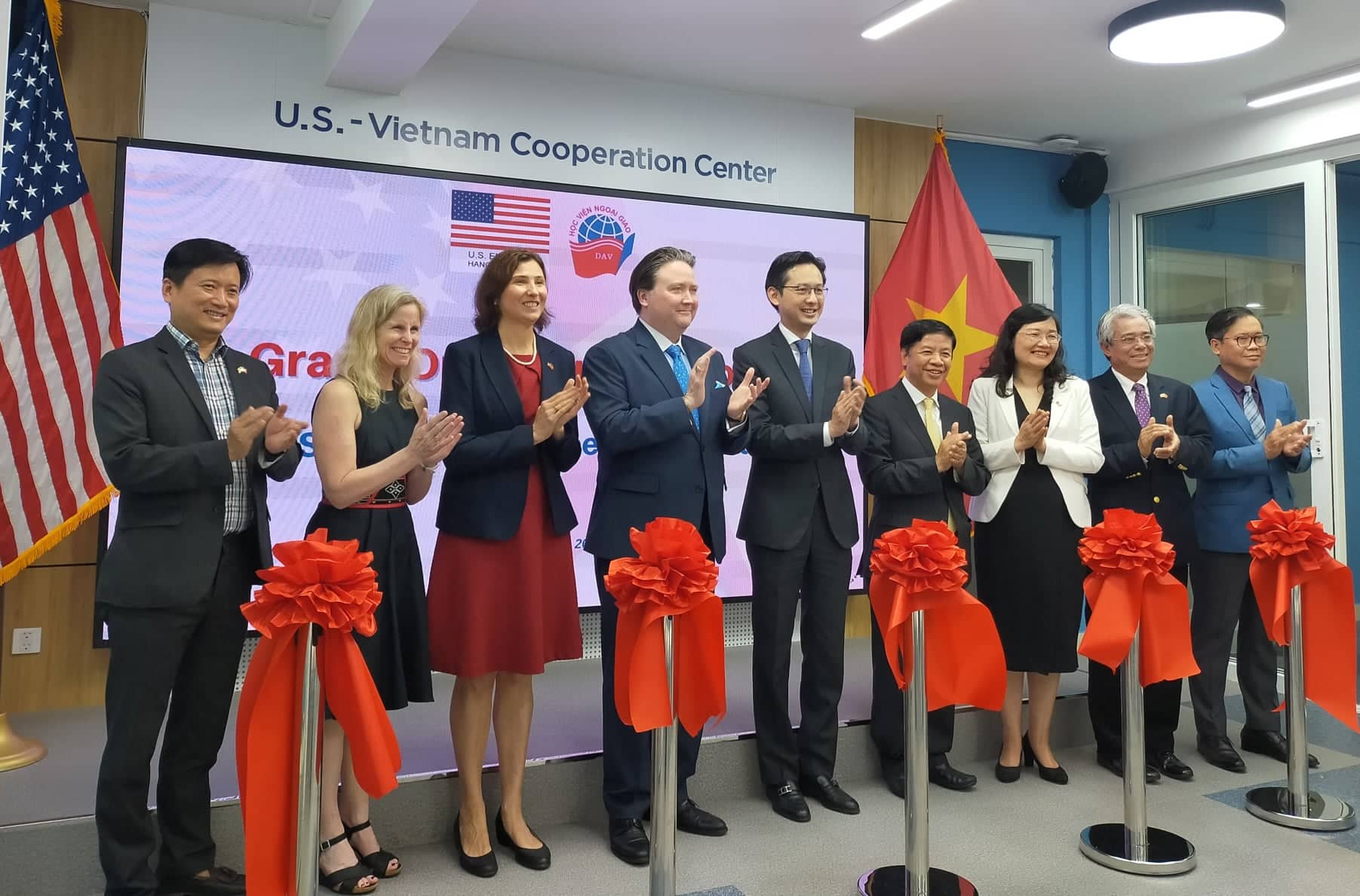 Trung tâm Hợp tác Việt Nam - Mỹ là một trong những cơ quan đối tác quan trọng nhất trong quan hệ ngoại giao giữa hai nước. Quốc kỳ của Mỹ hiện tại vẫn là một trong những biểu tượng quan trọng nhất của quan hệ này. Nếu bạn muốn tìm hiểu thêm về quốc kỳ Nam Mỹ trong quan hệ ngoại giao giữa hai nước, hãy xem hình ảnh tại đây.