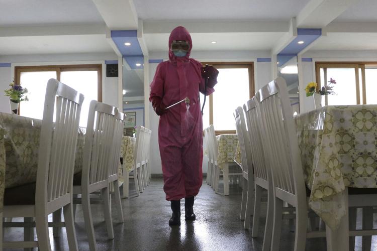 Gần 3 triệu ca “sốt”, Triều Tiên tuyên bố kiểm soát dịch - Ảnh 2.