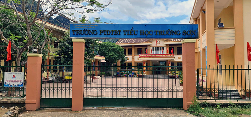 Phó chủ tịch xã gửi con học trái tuyến để nhận chế độ bán trú - Ảnh 1. Phó chủ tịch xã gửi con học trái tuyến để nhận chế độ bán trú - Ảnh 1.