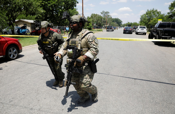 Shooting at an American school, 16 people were killed - Photo 2.