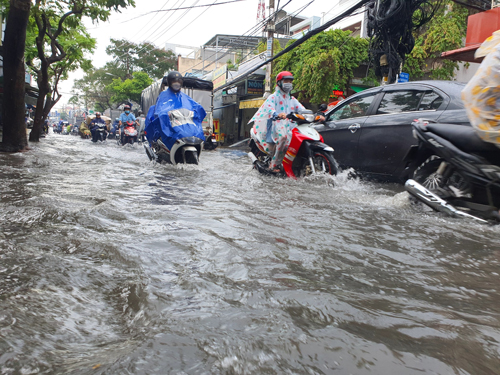 TP HCM: Còn những tuyến đường hễ mưa là ngập nặng - Ảnh 1.