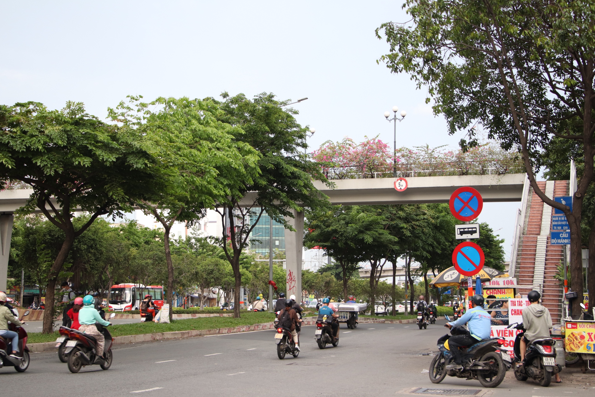 “Chê” cầu bộ hành xa, sinh viên liều mình băng qua dòng xe đông đúc - Ảnh 3.