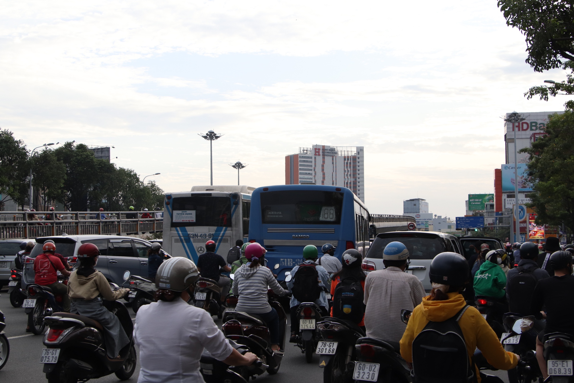 “Chê” cầu bộ hành xa, sinh viên liều mình băng qua dòng xe đông đúc - Ảnh 5.