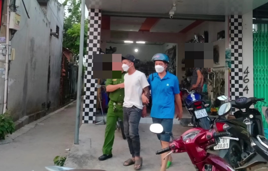 Bình Thuận: Công an khống chế 2 thanh niên mang theo súng, dao và chất nghi ma tuý - Ảnh 1.