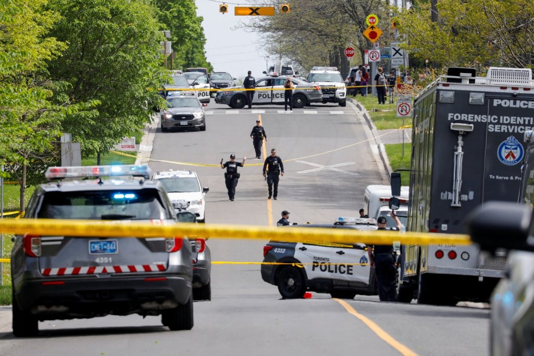 Canadian police shot down a gun-carrying object near 5 schools - Photo 1.