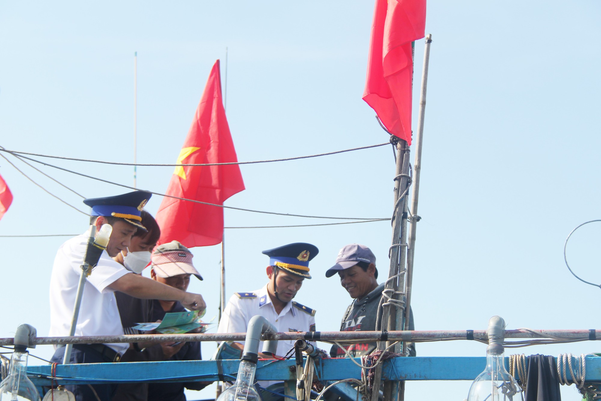 Ngư dân Lý Sơn xúc động đón nhận 5.000 lá cờ Tổ quốc - Ảnh 5.