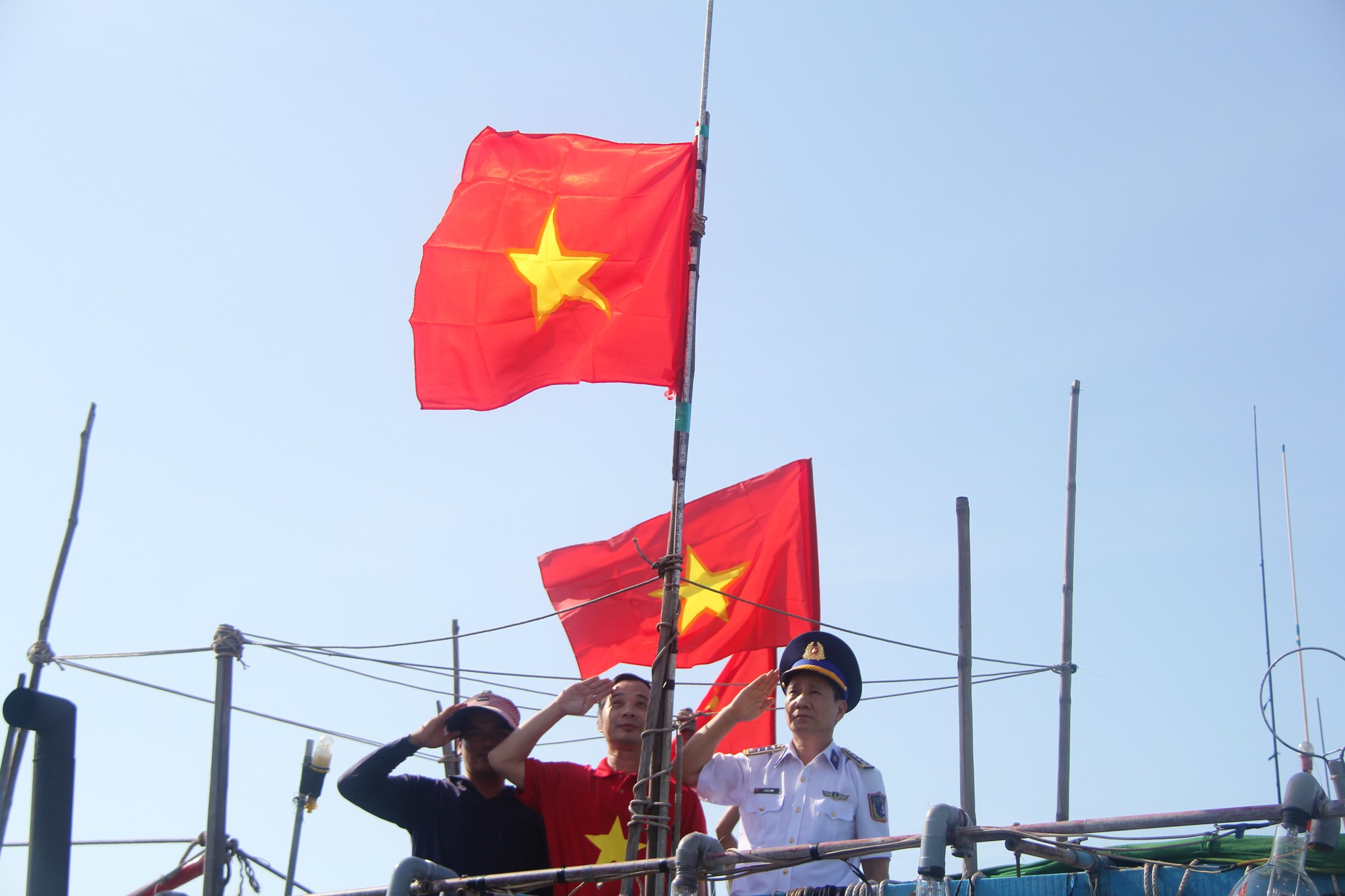 Ngư dân Lý Sơn xúc động đón nhận 5.000 lá cờ Tổ quốc - Ảnh 6.