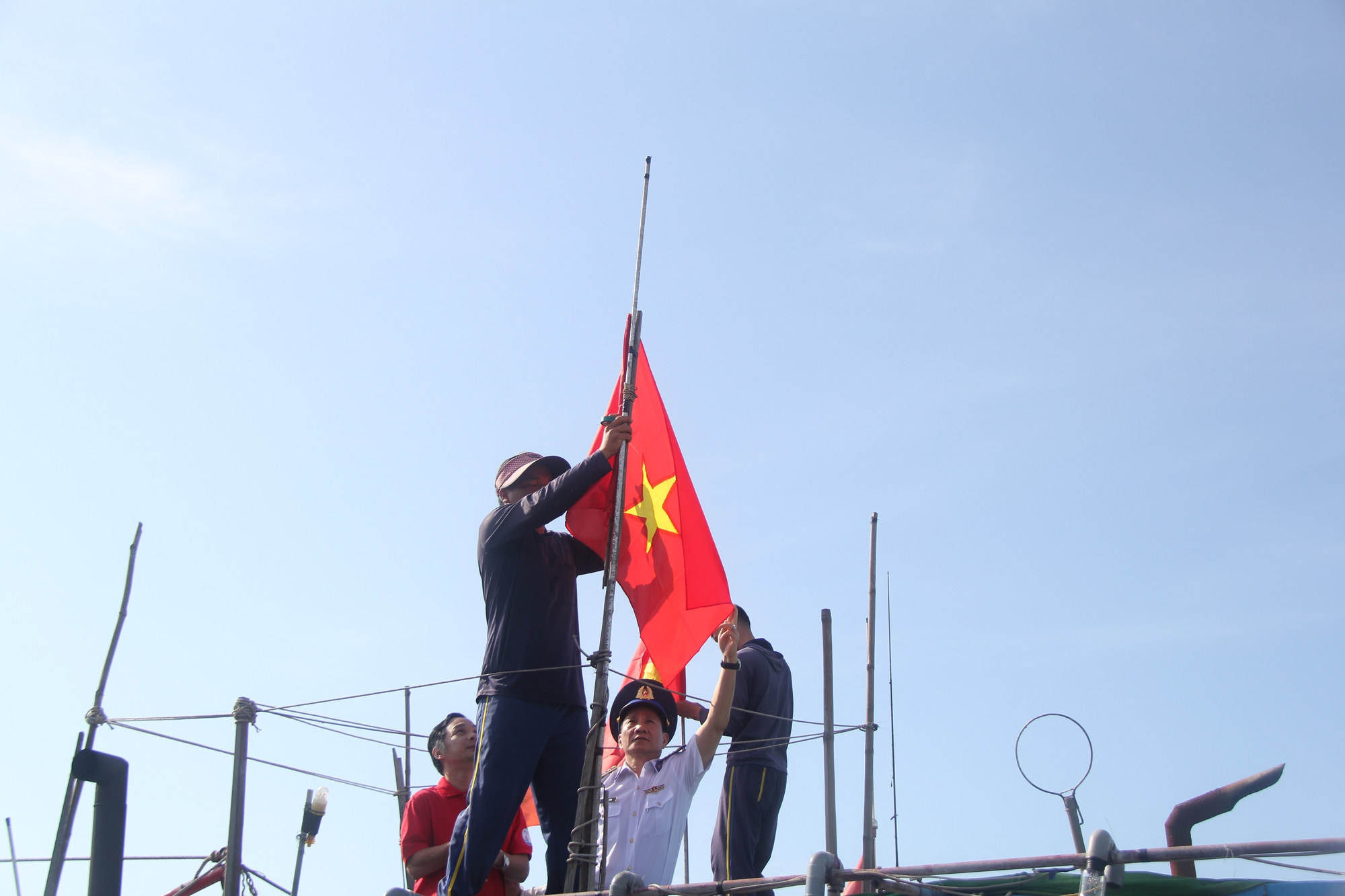 Ngư dân Lý Sơn xúc động đón nhận 5.000 lá cờ Tổ quốc - Ảnh 4.