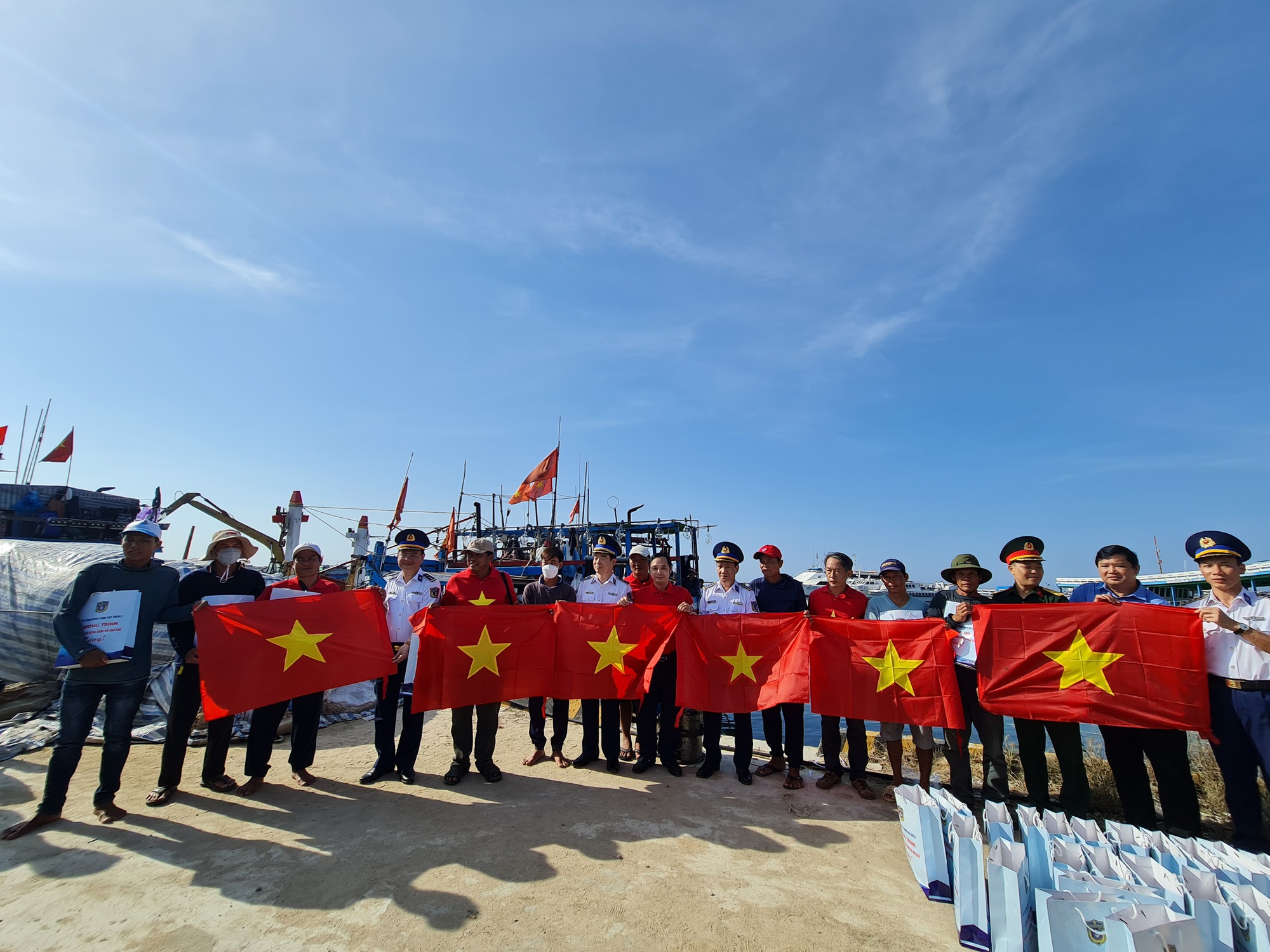 Ngư dân Lý Sơn xúc động đón nhận 5.000 lá cờ Tổ quốc - Ảnh 2.