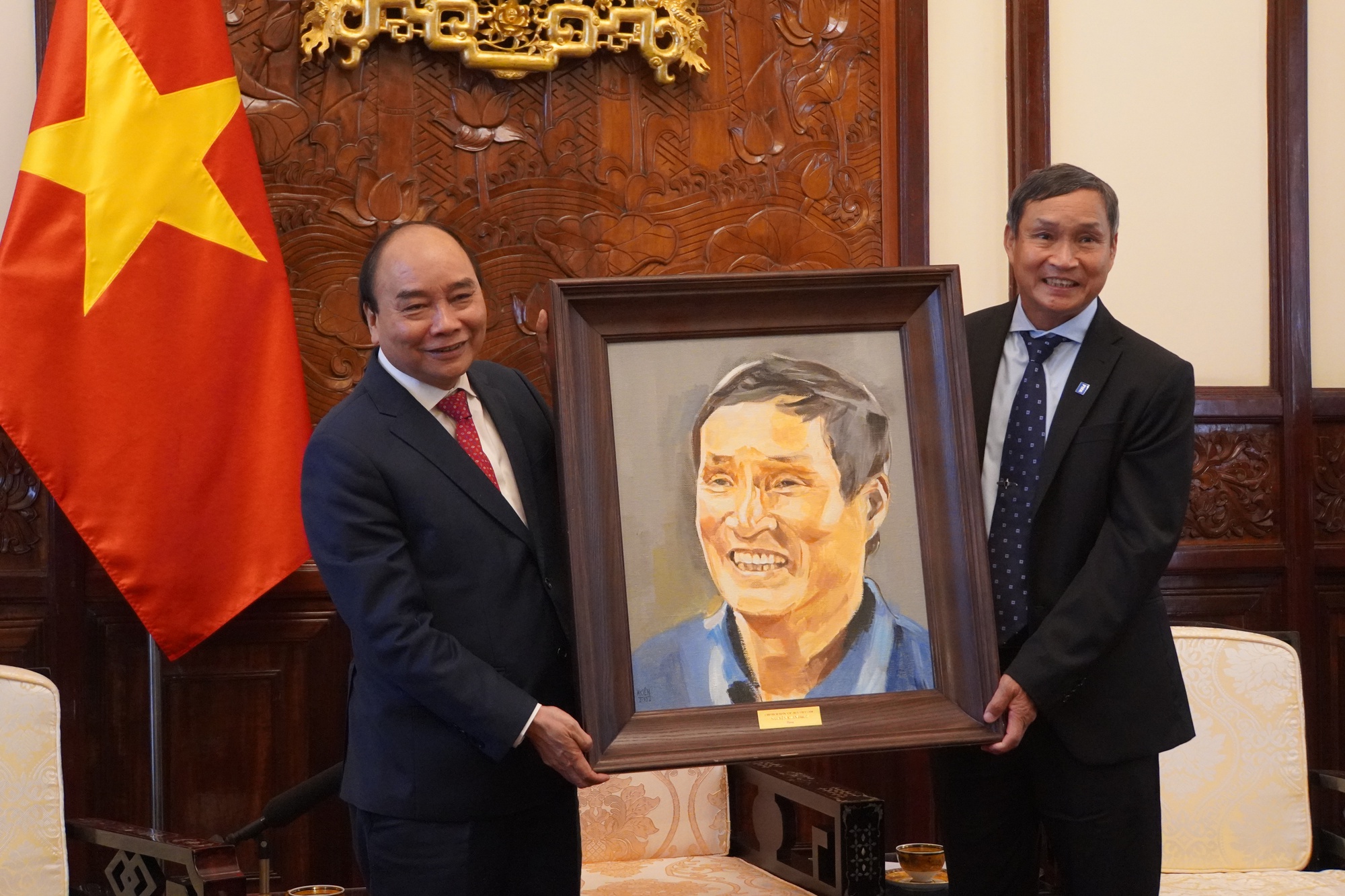 Chủ tịch nước Nguyễn Xuân Phúc gặp mặt, tặng quà ông Park Hang-seo và Mai Đức Chung - Ảnh 8.