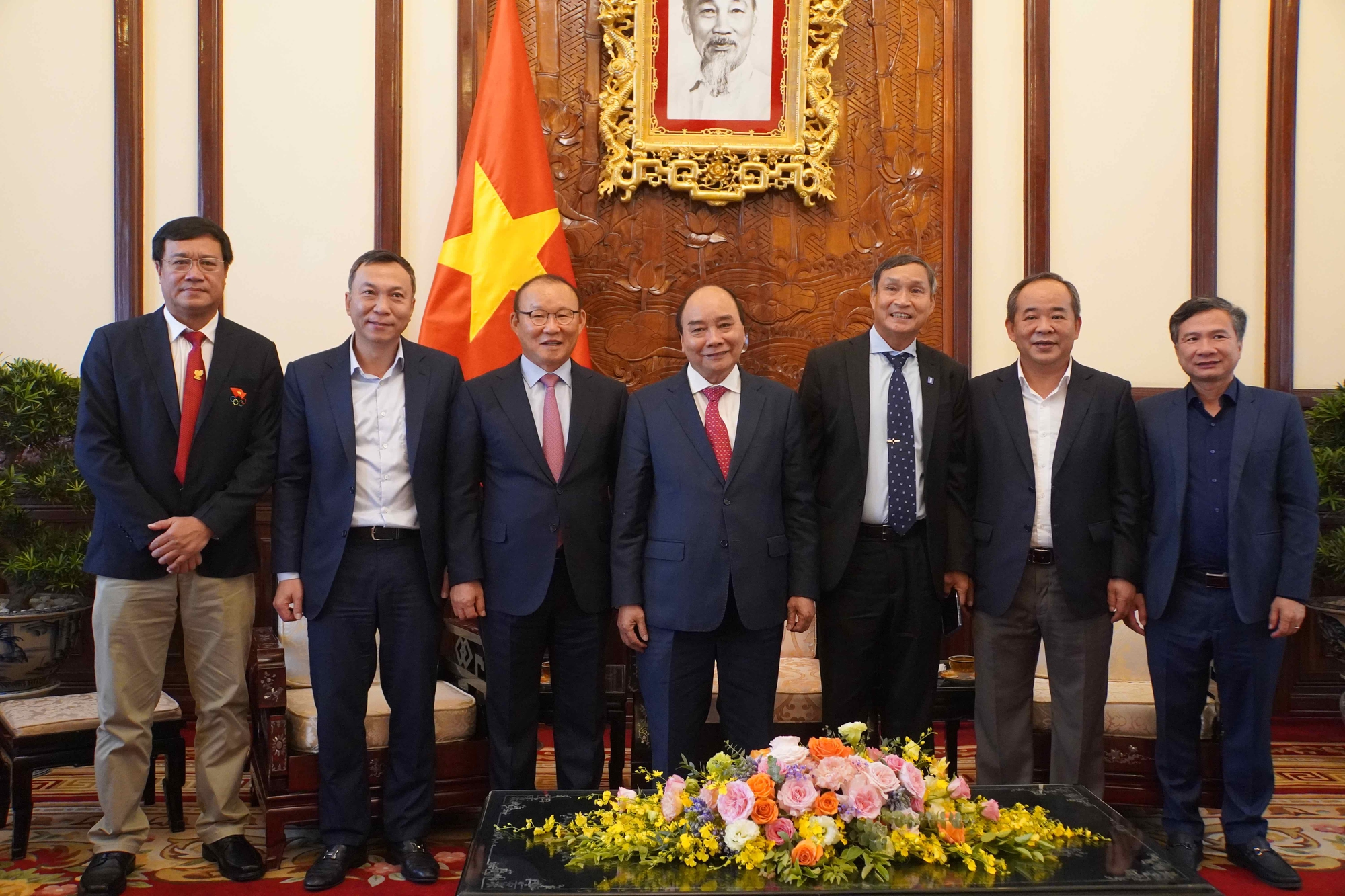 Chủ tịch nước Nguyễn Xuân Phúc gặp mặt, tặng quà ông Park Hang-seo và Mai Đức Chung - Ảnh 2.