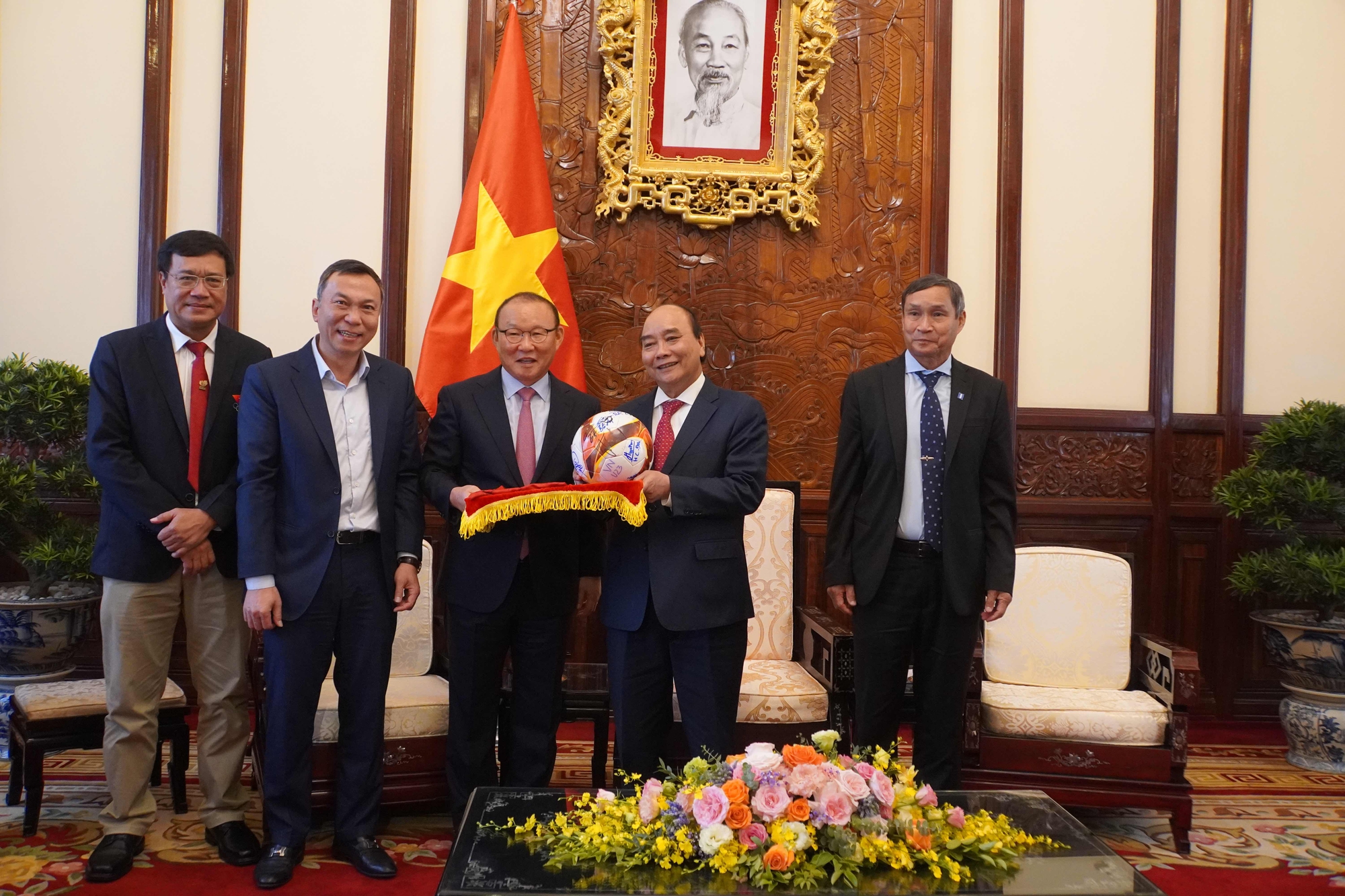 Chủ tịch nước Nguyễn Xuân Phúc gặp mặt, tặng quà ông Park Hang-seo và Mai Đức Chung - Ảnh 10.