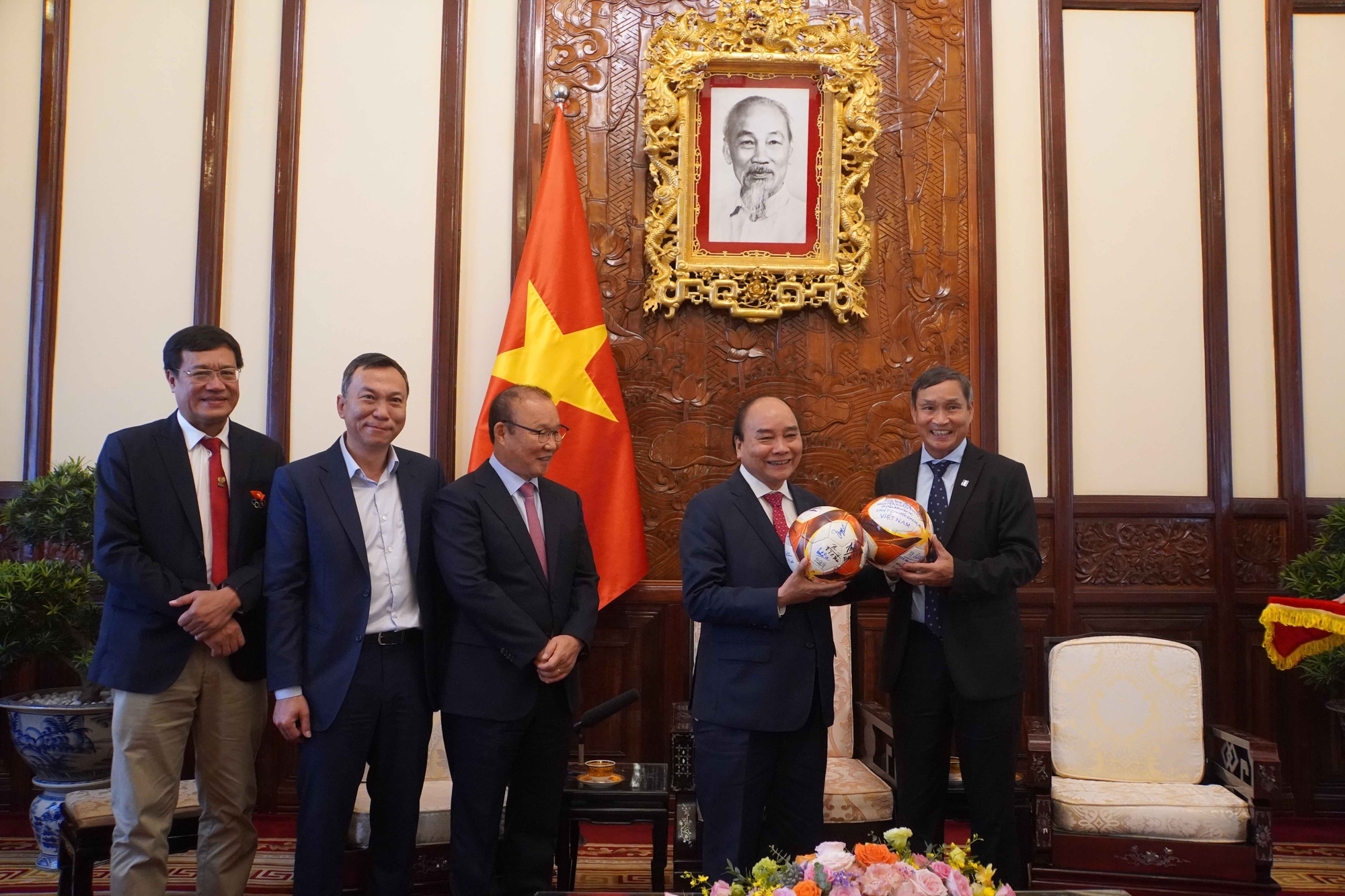 Chủ tịch nước Nguyễn Xuân Phúc gặp mặt, tặng quà ông Park Hang-seo và Mai Đức Chung - Ảnh 11.