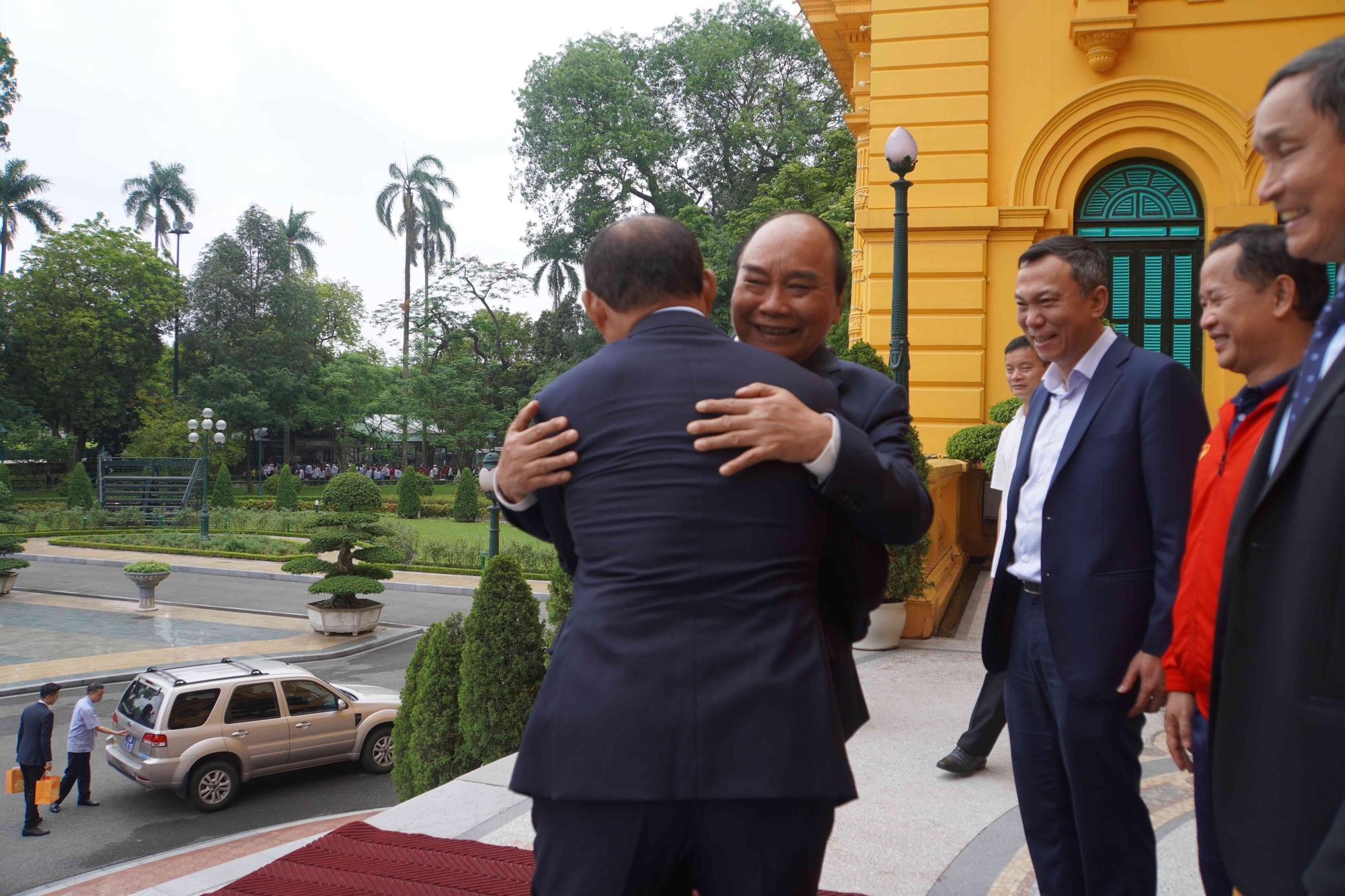 Chủ tịch nước Nguyễn Xuân Phúc gặp mặt, tặng quà ông Park Hang-seo và Mai Đức Chung - Ảnh 6.