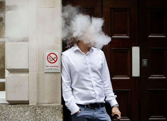 Tỉ lệ nam giới hút thuốc lá giảm nhẹ trong 5 năm - Ảnh 1.