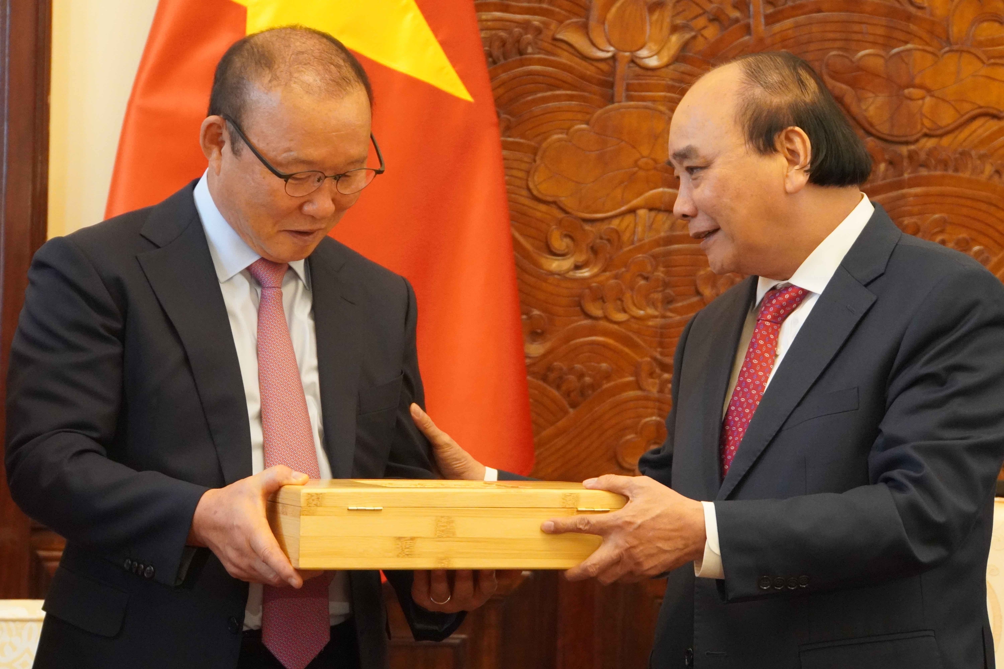 Chủ tịch nước Nguyễn Xuân Phúc gặp mặt, tặng quà ông Park Hang-seo và Mai Đức Chung - Ảnh 4.