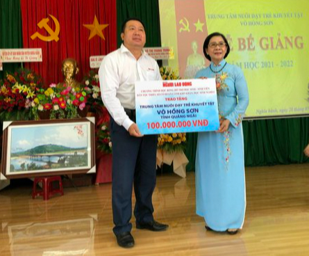 Trao 100 triệu đồng học bổng cho Trung tâm Nuôi dạy trẻ khuyết tật Võ Hồng Sơn - Ảnh 3.