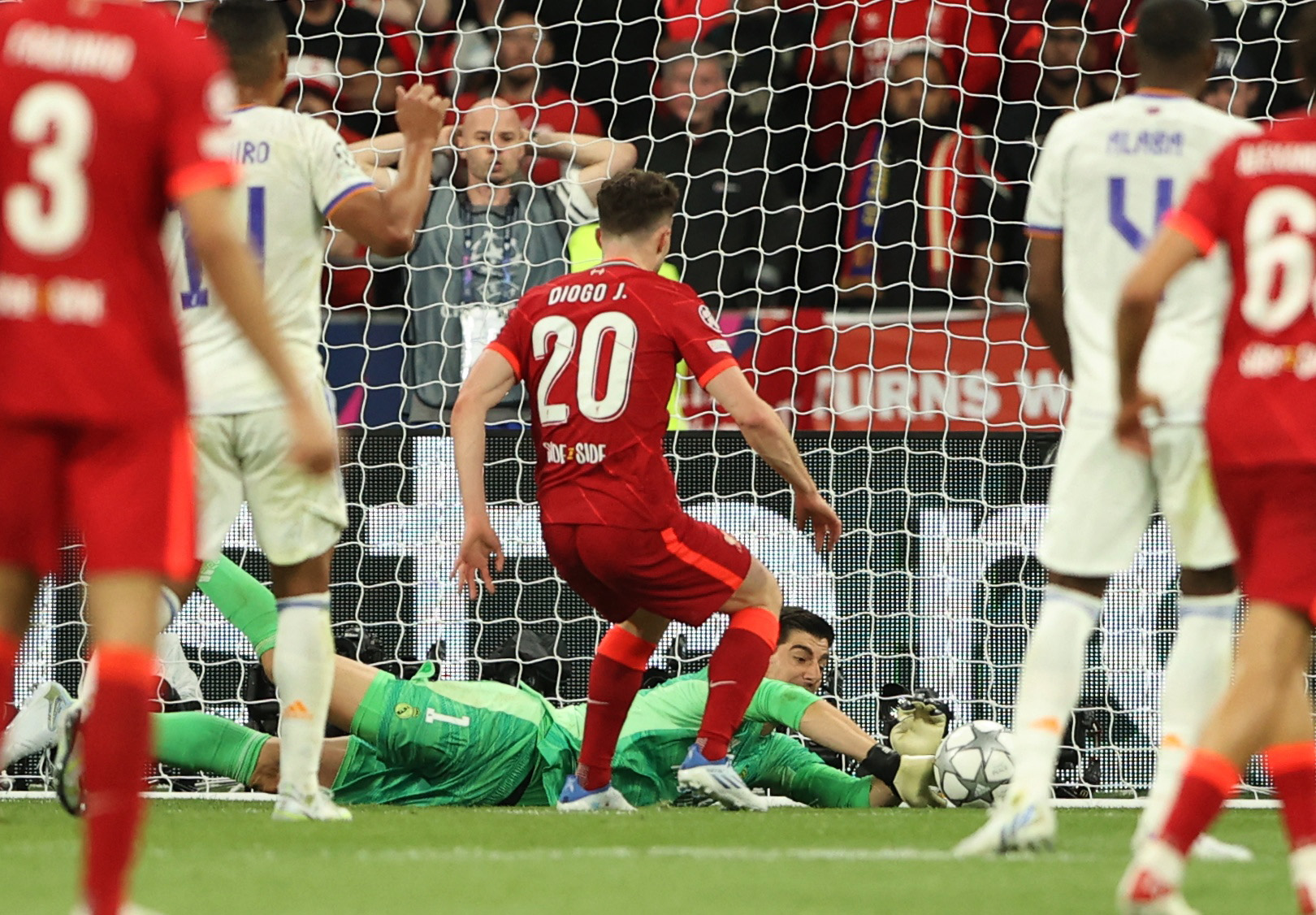 Thibaut Courtois hóa siêu nhân, Real Madrid lên đỉnh Champions League - Ảnh 4.