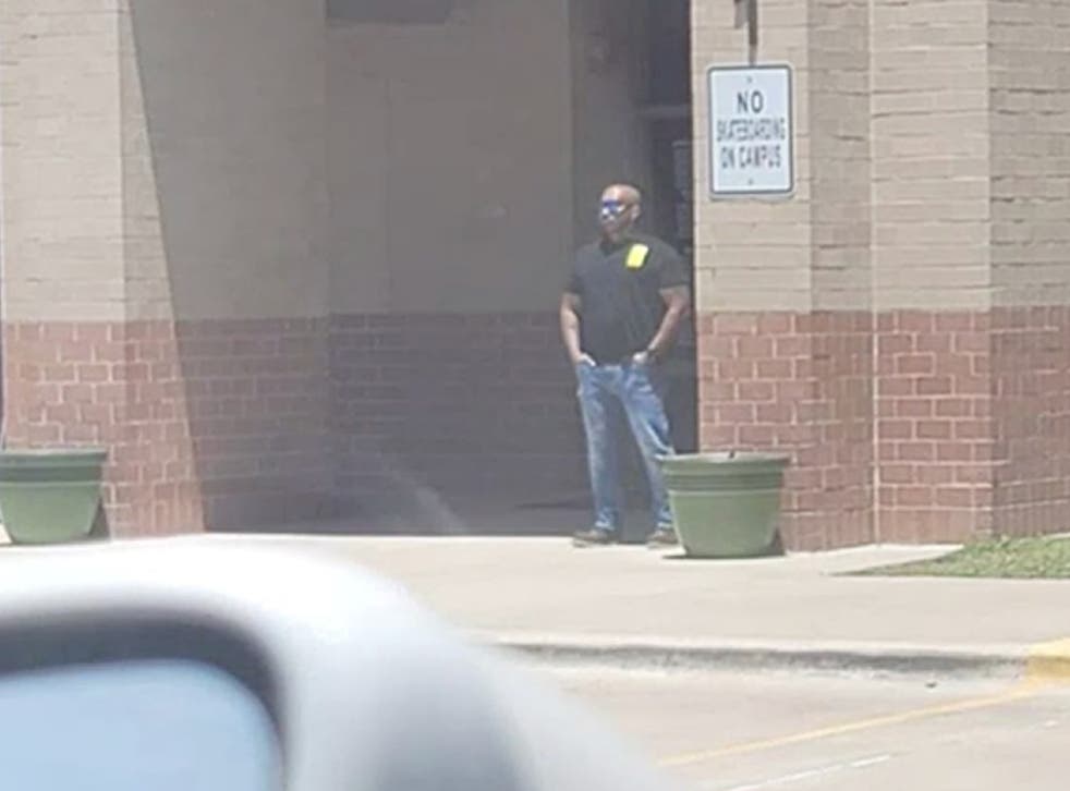 America: Afraid of shooting, father came to guard his daughter's elementary school - Photo 1.