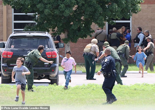 America: Afraid of shooting, the father came to guard his daughter's elementary school - Photo 3.