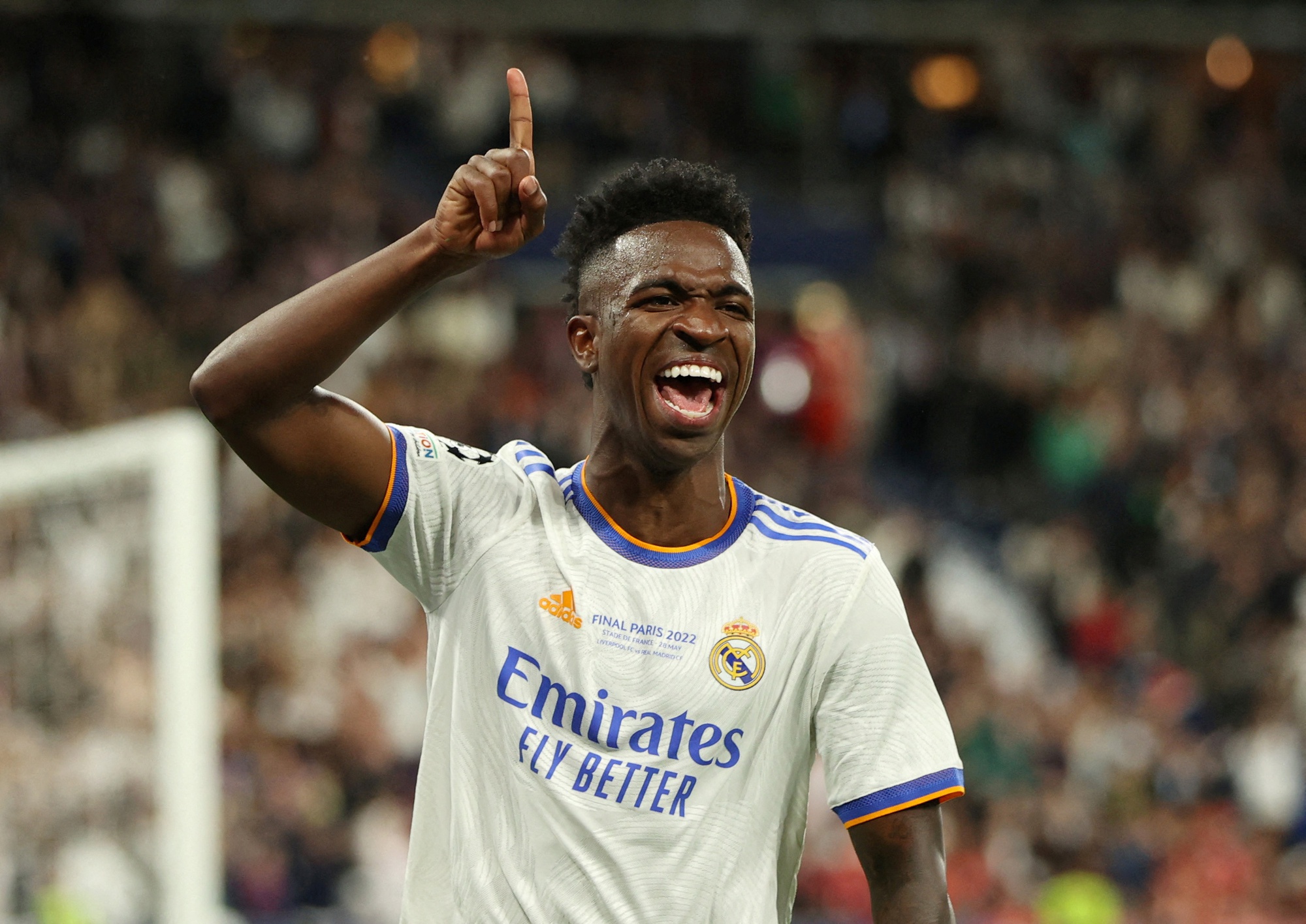 Sao trẻ Vinicius nhận lương khủng, gia hạn 2 mùa với Real Madrid - Ảnh 1.