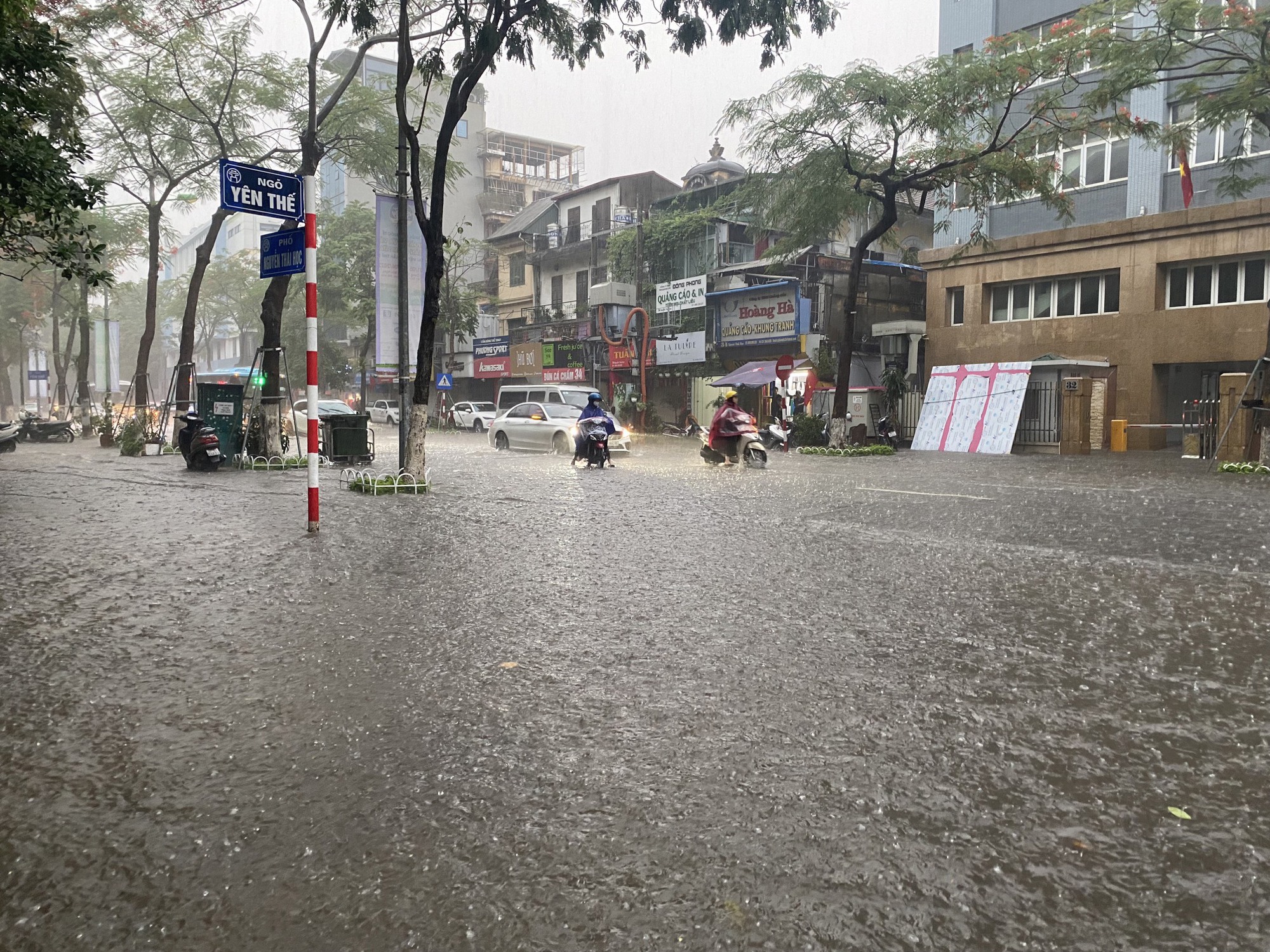 CLIP: Nhiều tuyến phố ở Hà Nội ngập sâu, xe cộ bì bõm sau trận mưa lớn - Ảnh 4.