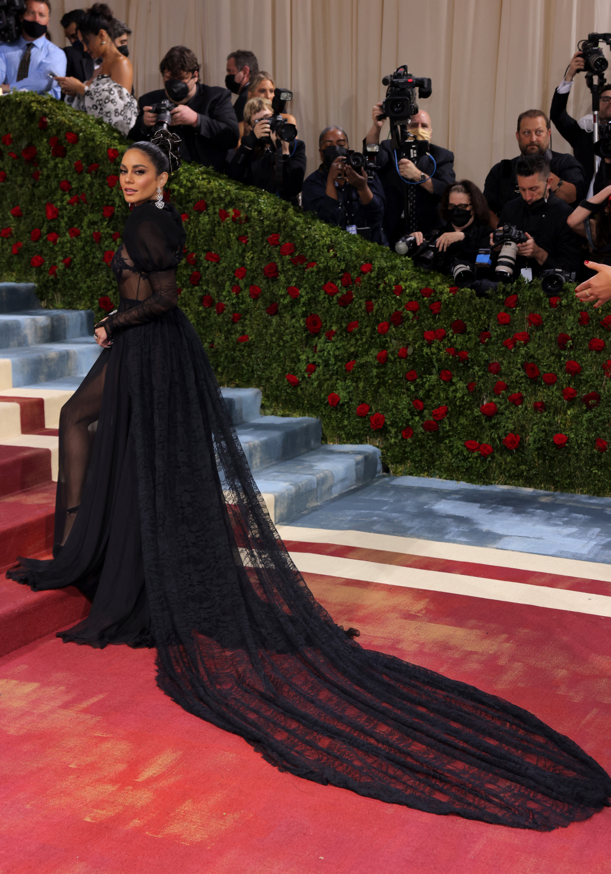 Ngỡ ngàng với những bộ đầm độc, lạ tại Met Gala 2022 - Ảnh 10.