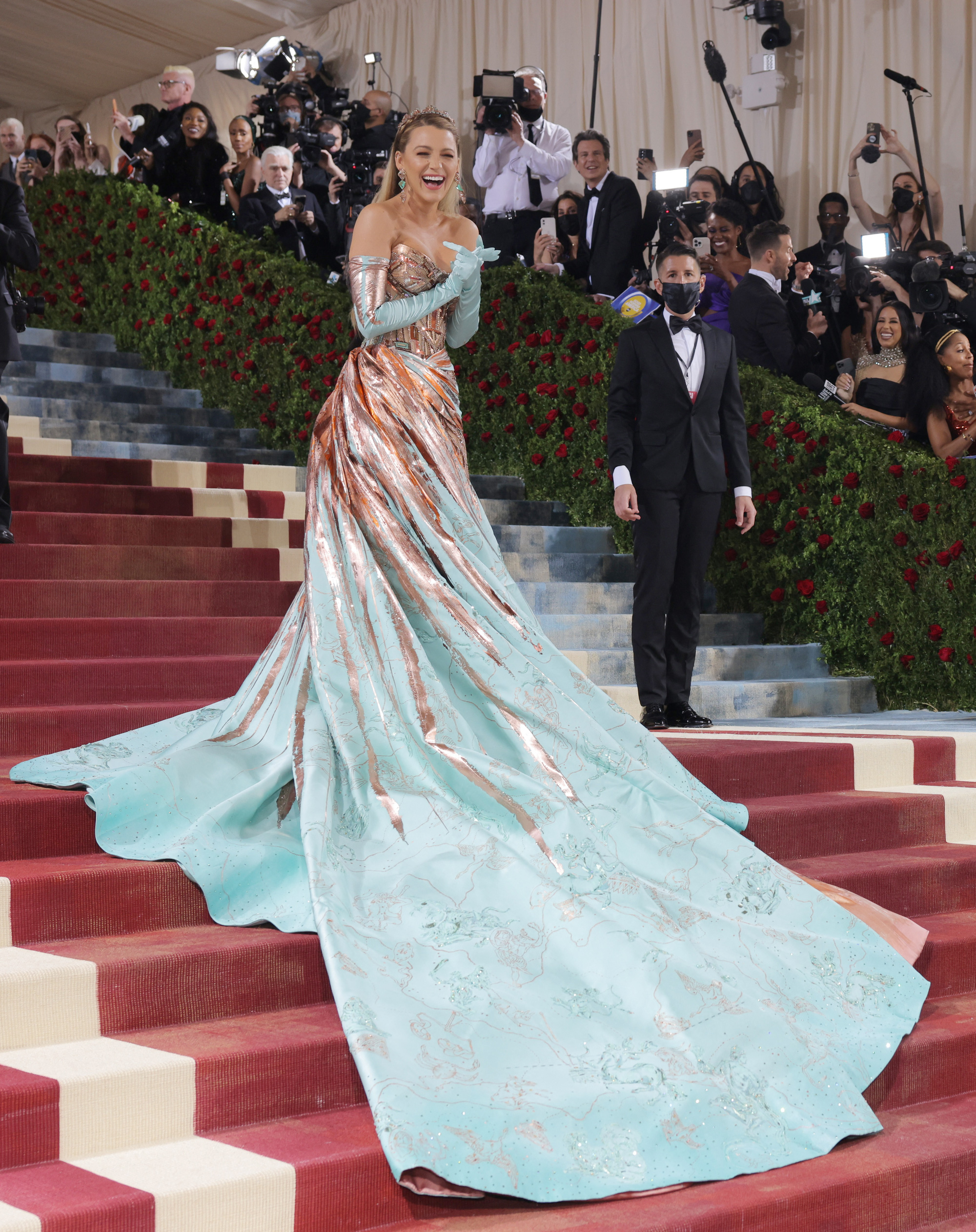 Ngỡ ngàng với những bộ đầm độc, lạ tại Met Gala 2022 - Ảnh 6.