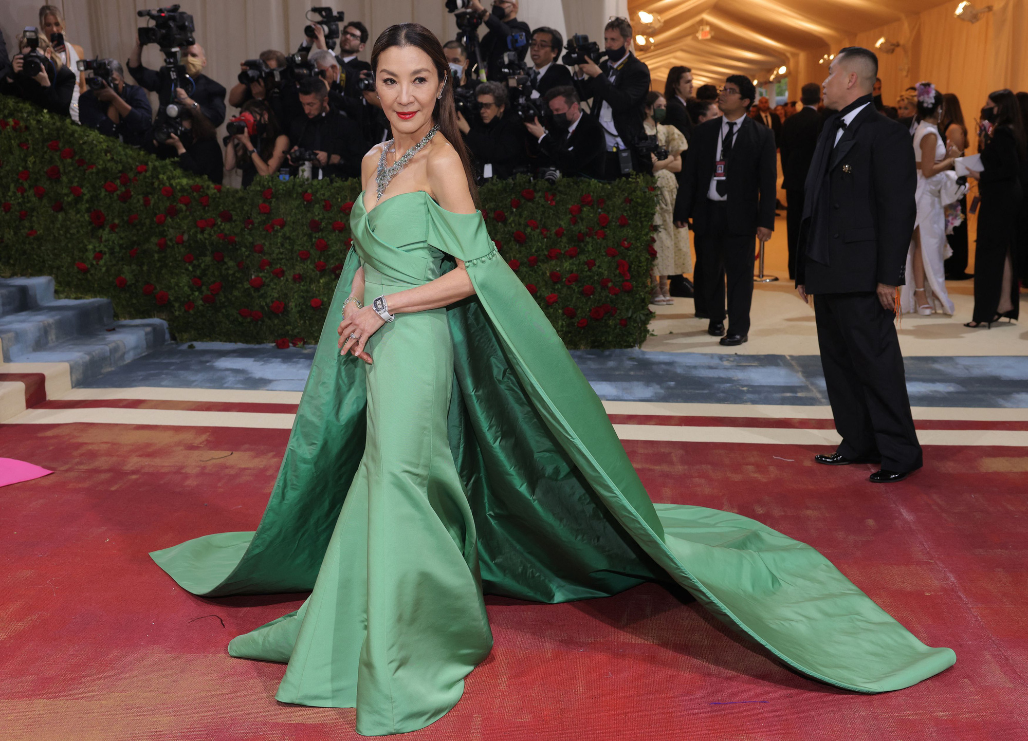 Ngỡ ngàng với những bộ đầm độc, lạ tại Met Gala 2022 - Ảnh 17.