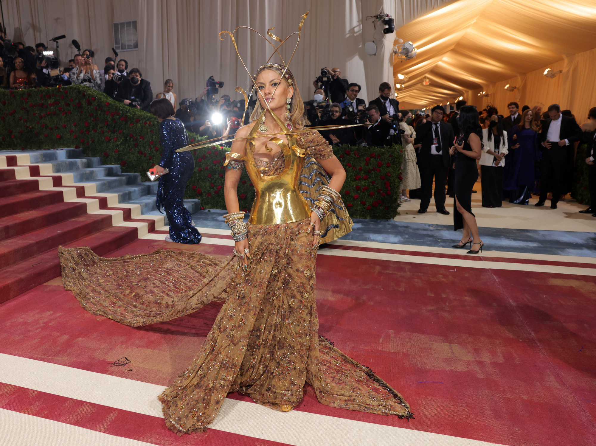 Ngỡ ngàng với những bộ đầm độc, lạ tại Met Gala 2022 - Ảnh 20.