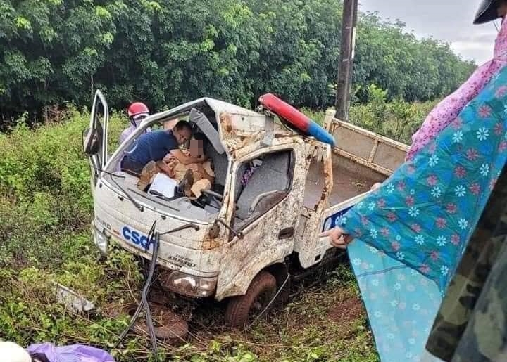 Xe chuyên dụng CSGT nổ lốp khiến một cán bộ bị thương - Ảnh 1. Xe chuyên dụng CSGT nổ lốp khiến một cán bộ bị thương - Ảnh 1.