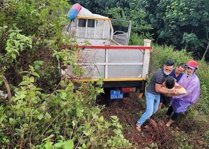 Xe chuyên dụng CSGT nổ lốp khiến một cán bộ bị thương - Ảnh 2. Xe chuyên dụng CSGT nổ lốp khiến một cán bộ bị thương - Ảnh 2.