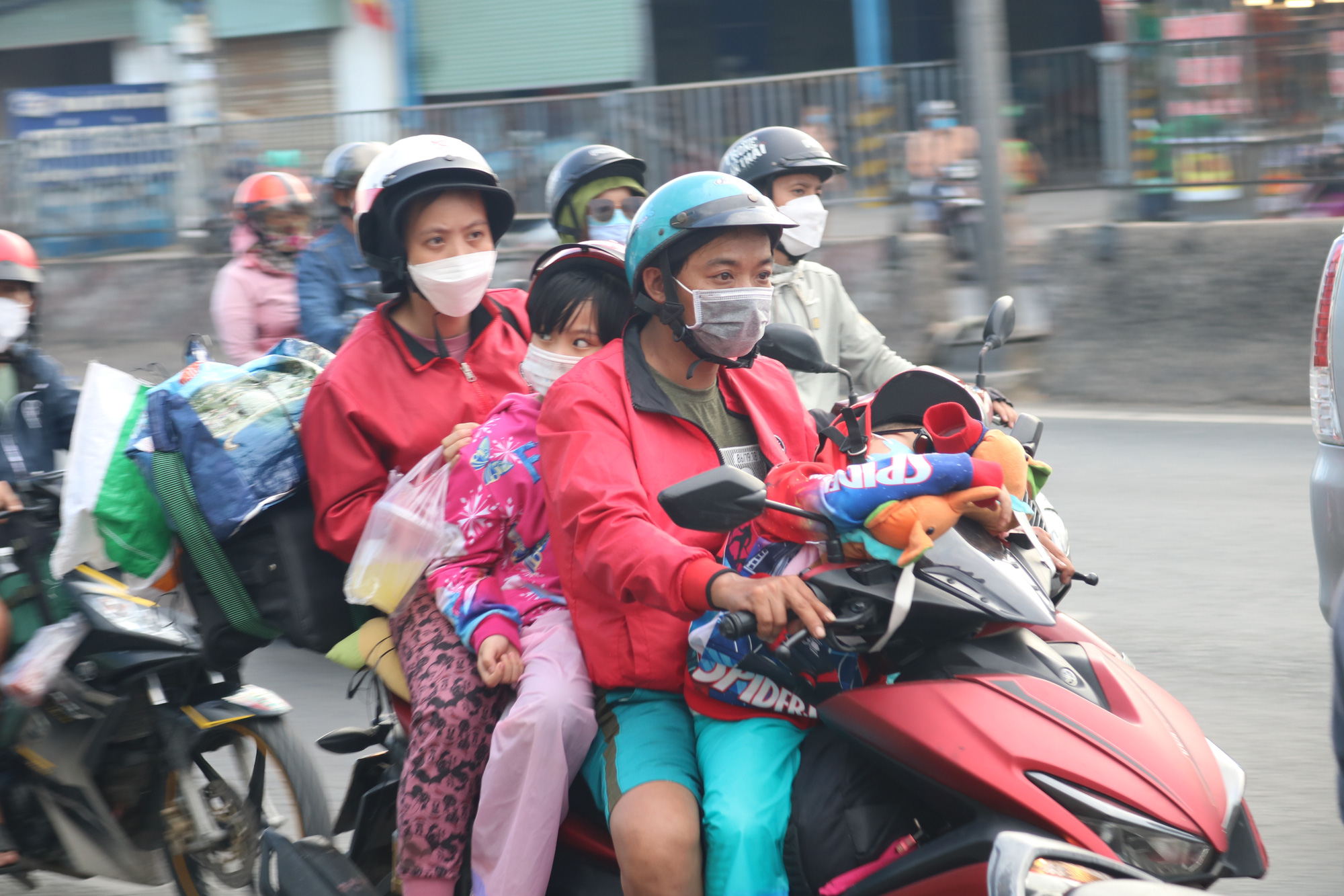 Dòng người ùn ùn trở lại TP HCM, sân bay Tân Sơn Nhất đông nghẹt - Ảnh 3.