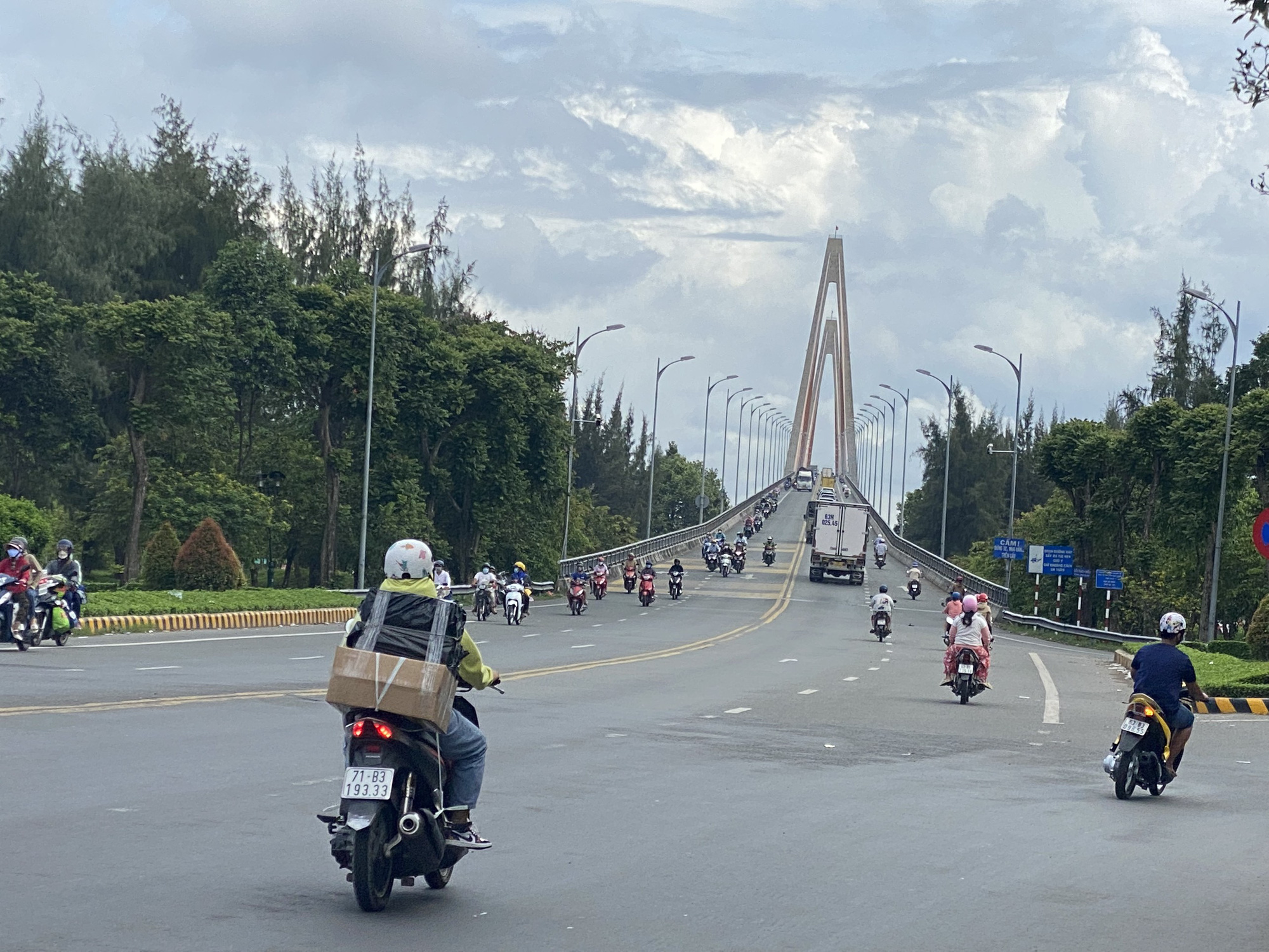 Hình ảnh trái ngược về giao thông miền Tây ngày nghỉ lễ cuối - Ảnh 14.