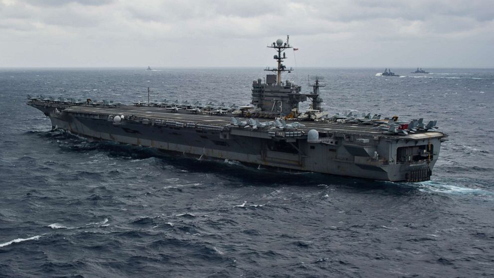 Hundreds of sailors were allowed to leave the US aircraft carrier after a series of suicides - Photo 2.