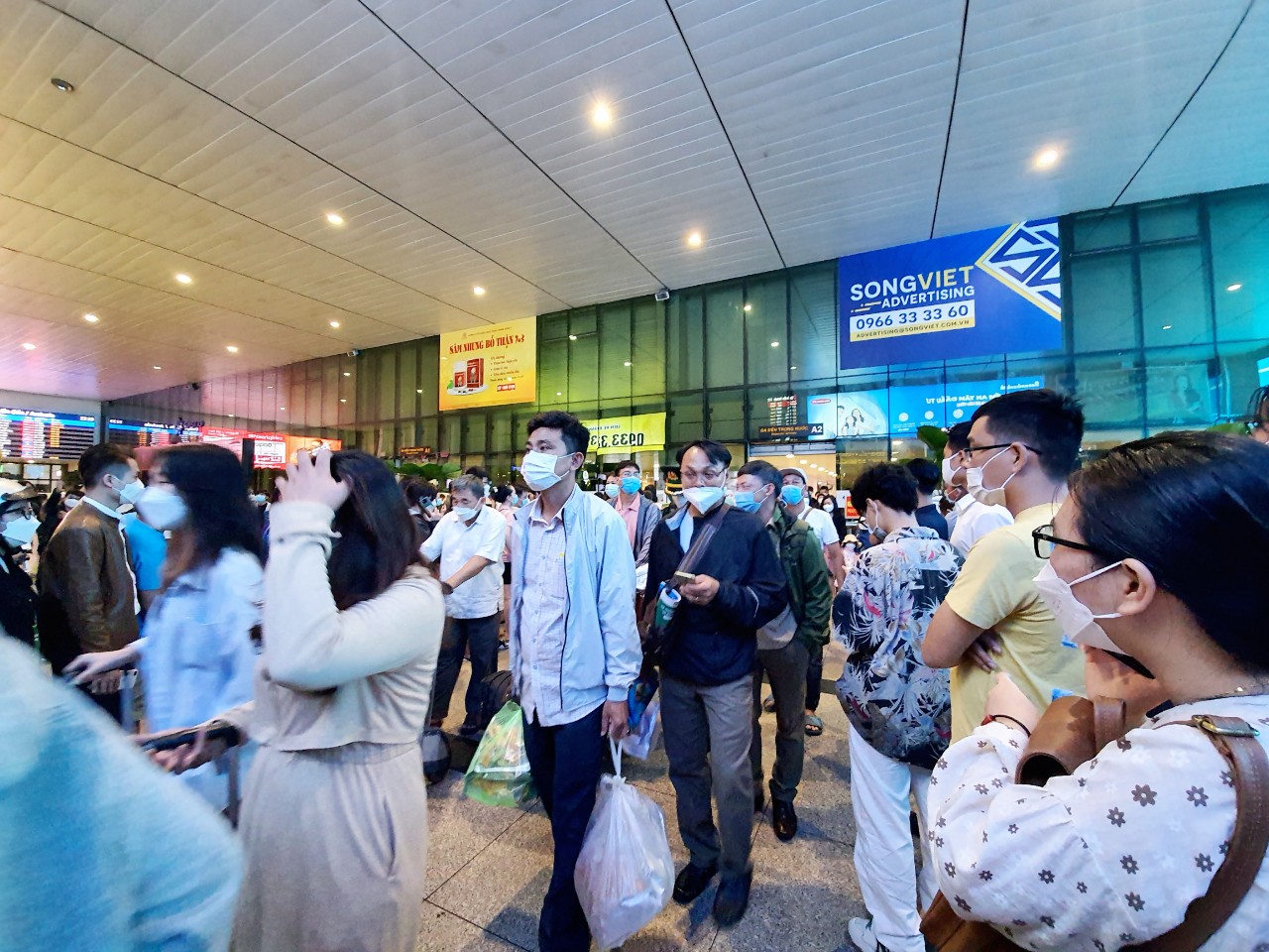 Sân bay Tân Sơn Nhất khuyến cáo hành khách chủ động đặt xe để tránh chờ lâu - Ảnh 1.