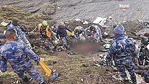 Tìm thấy xác máy bay rơi vỡ nát ở Nepal