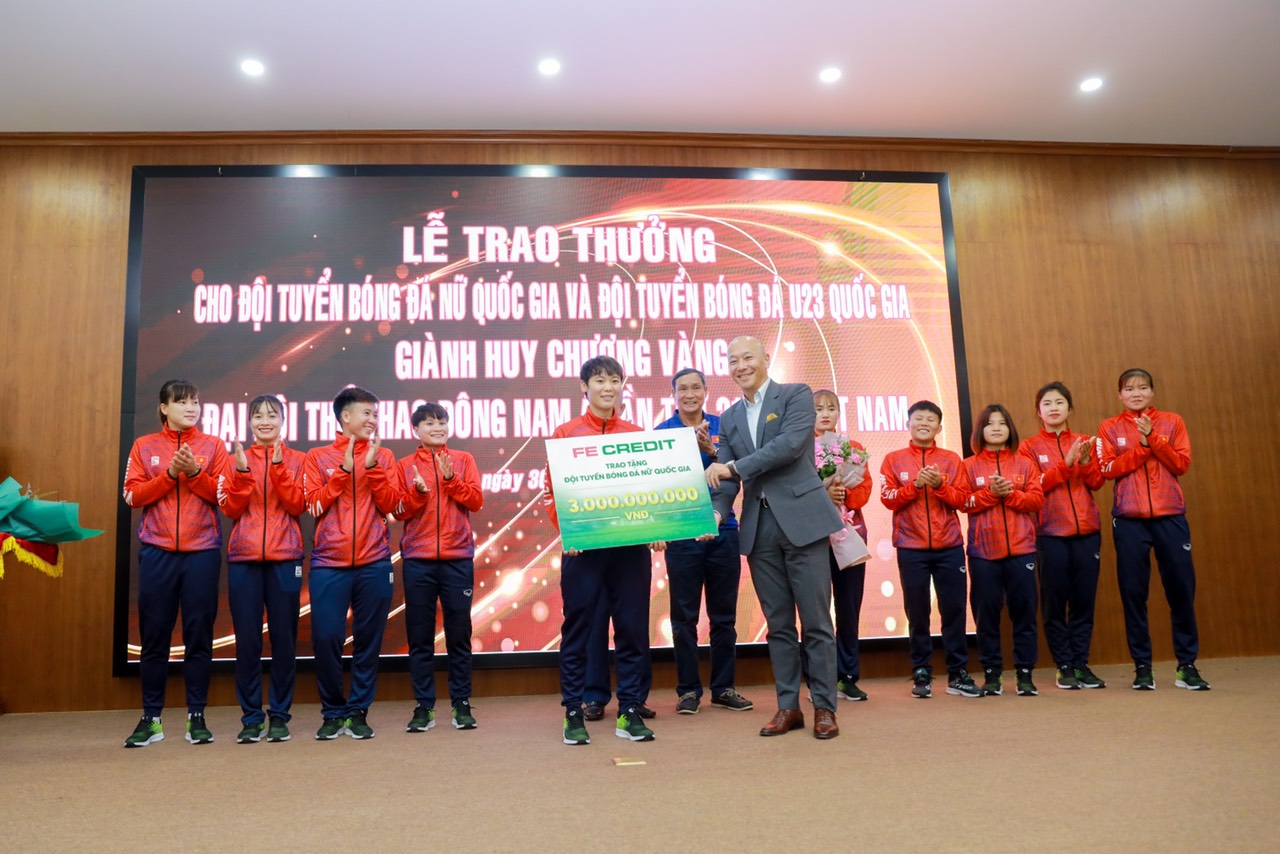 FE CREDIT trực tiếp trao 3 tỉ đồng cho Đội tuyển bóng đá nữ Quốc gia Việt Nam - Ảnh 3.
