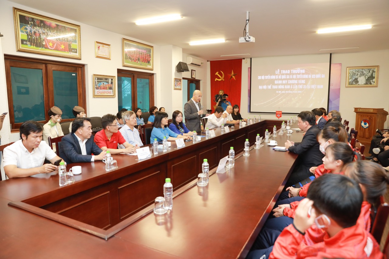 FE CREDIT trực tiếp trao 3 tỉ đồng cho Đội tuyển bóng đá nữ Quốc gia Việt Nam - Ảnh 1.