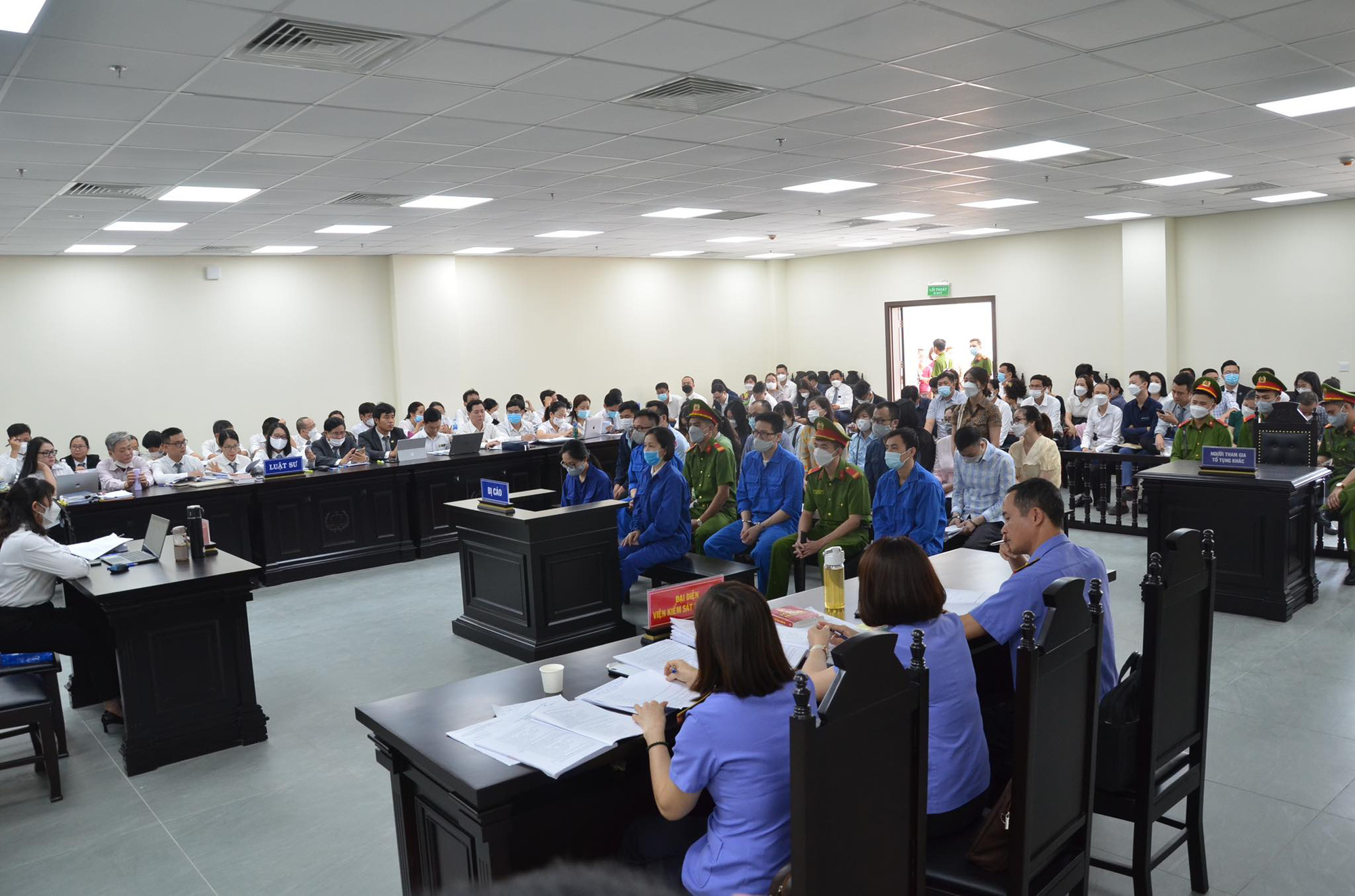 Xét xử siêu lừa đảo chiếm đoạt hơn 370 tỉ đồng của 3 ngân hàng - Ảnh 2. Xét xử siêu lừa đảo chiếm đoạt hơn 370 tỉ đồng của 3 ngân hàng - Ảnh 2.