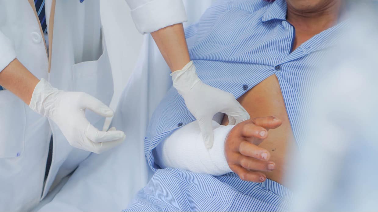 Cãi nhau với vợ, chồng tự đập gần đứt lìa cánh tay - Ảnh 2. Cãi nhau với vợ, chồng tự đập gần đứt lìa cánh tay - Ảnh 2.
