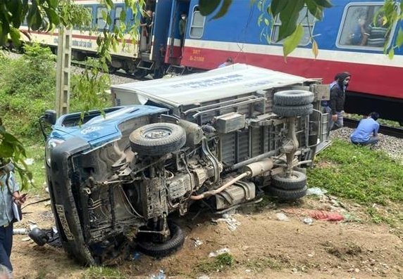 Xe tải bị tàu hỏa tông văng xa khoảng 10 m, 2 người thương vong - Ảnh 1. Xe tải bị tàu hỏa tông văng xa khoảng 10 m, 2 người thương vong - Ảnh 1.