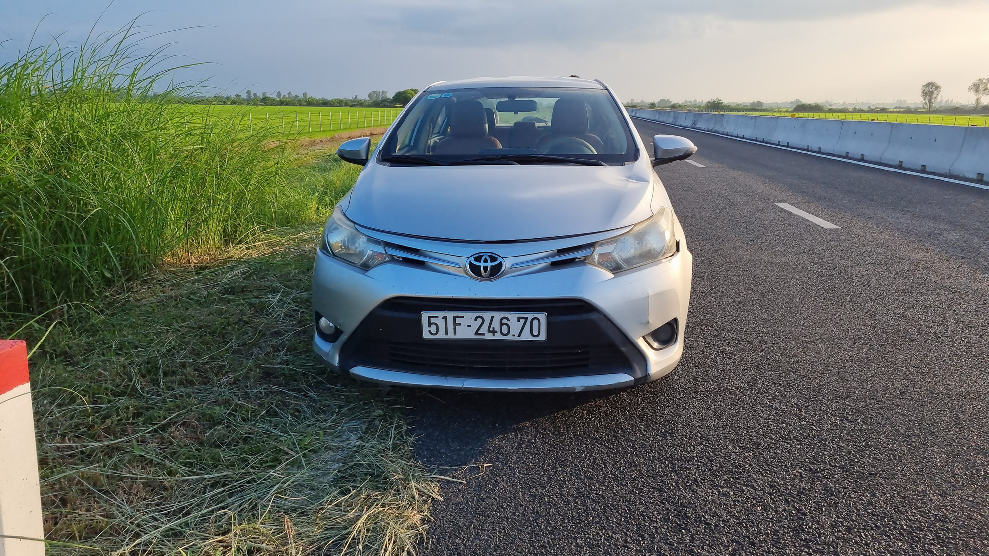 Dùng súng cướp taxi trên tuyến cao tốc Lộ Tẻ - Rạch Sỏi - Ảnh 2. Dùng súng cướp taxi trên tuyến cao tốc Lộ Tẻ - Rạch Sỏi - Ảnh 2.