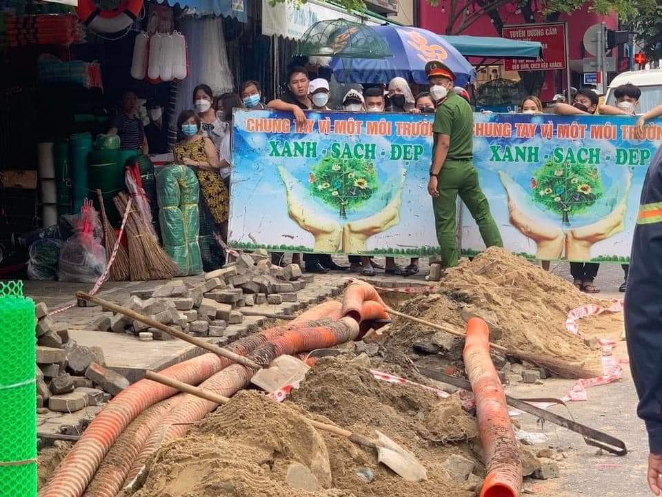 Phát hiện 1 phần thi thể nghi là của người dưới cống gần chợ Hàn, Đà Nẵng - Ảnh 3. Phát hiện 1 phần thi thể nghi là của người dưới cống gần chợ Hàn, Đà Nẵng - Ảnh 3.