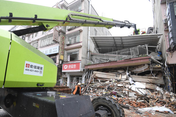 The woman miraculously survived the Chinese house collapse - Photo 4.